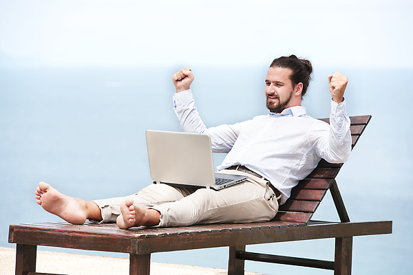 포토 JPG 해외이미지 1 라이프스타일 남자 행복 감정 바다 여행 컨셉 인터넷 비즈니스 자연 휴가 휴식 매달리기 건강 한명 미소 앉기 성인 야외 여름 파란색 노트북 컴퓨터 공책 전원 우승 업무 비즈니스맨 명상 사인 해먹 추적 무료 프리랜서 해외202309 해외포토 직업 계절 컬러 모션 문구용품 표정 사람 생활 전자제품 침대 최고 작업 직장인 전기에너지 생태계 파일형식