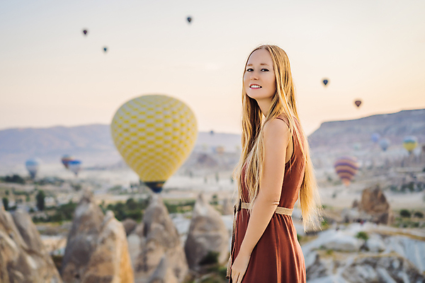 포토 JPG 해외이미지 응시 여자 여행 하늘 한명 성인 야외 옆모습 아웃포커스 일몰 로맨틱 열기구 돌산 성인여자한명만 튀르키예 해외202309 해외포토 1 시선 아시아 뷰포인트 컨셉 항공교통 산 촬영기법 사람 노을 여자한명만 성인여자만 파일형식