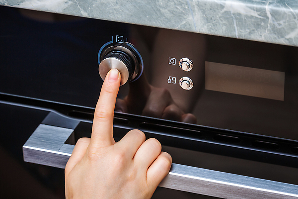 포토 JPG 해외이미지 손 디자인 여자 음식 백그라운드 휴가 디저트 주택 실내 손잡이 요리 사람 사람없음 케이크 주방 축제 기계 빵집 에너지 흰색 시간 닫기 오븐 달콤 맛 난로 굽기 가스 스위치 타이머 설정 벨로루시 제어 페스츄리 핸드메이드 맛있는 해외202309 해외포토 빵 컬러 컨셉 모션 내부 건물 신체부위 상점 가전제품 난방기 구이 파일형식