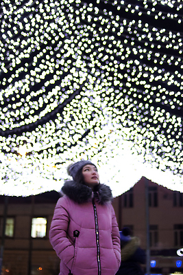 포토 JPG 해외이미지 디자인 행복 별 백그라운드 크리스마스 겨울 하늘 휴가 전등 조명 새해 한명 야외 아웃포커스 장식 세로 빛 뷰티 축제 화환 어둠 램프 축하 도시 점 도심 야간 큼 초대 마법 빛망울 광 랜드마크 카피스페이스 효과 해외202309 해외포토 자연요소 1 계절 기념일 꽃 감정 컨셉 촬영기법 사람 공백 크기 파일형식