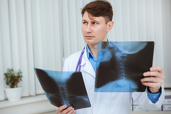 포토 JPG 해외이미지 직업 엑스레이 건강 병원 한명 치료 약 건강관리 의사 도움 체험 비교 수비 질병 토론 척추 분석 서비스 문서 암 외과 테라피 보험 돌봄 방사선 종양 지능 치료사 헬프 해외202309 해외포토 1 컨셉 의학 모션 뼈 관리 사람 뷰티 의료진 파일형식