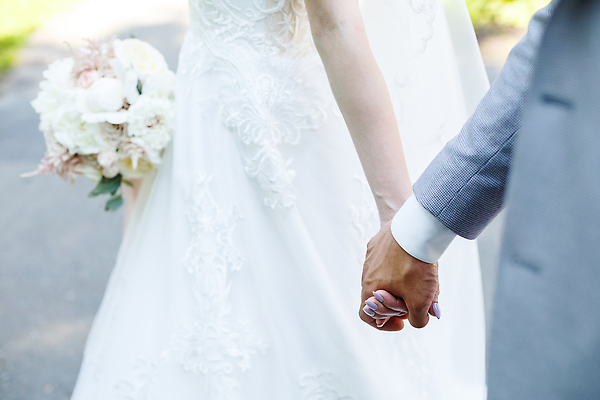 포토 JPG 해외이미지 여자 남자 부케 웨딩드레스 결혼식 들기 정장 상반신 성인 두명 옆모습 손잡기 신랑신부 성인만 해외202309 해외포토 드레스 옷 신부_웨딩 뷰포인트 꽃다발 신랑 결혼 모션 사람 파일형식