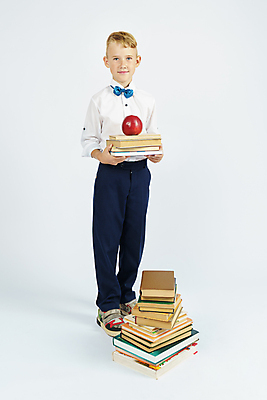 포토 JPG 해외이미지 전신 남자 어린이 한명 소년 앞모습 10대 책 스터디 사과 스마트 흰배경 책더미 소년한명만 해외202309 해외포토 1 뷰포인트 백그라운드 컨셉 과일 청소년 사람 학습 흰색 무더기 남자한명만 소년만 파일형식