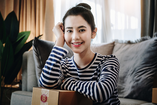 포토 JPG 해외이미지 직업 라이프스타일 여자 인터넷 비즈니스 포장 사업가 성공 한명 사람 동양인 가로 노트북 쇼핑 컴퓨터 상자 판매 세일 상점 비즈니스우먼 상품 사이버 고객 배송 확인 상업 패키지 질서 소매 온라인 주소 주인 물류 짐싸기 전자상거래 마케팅 프리랜서 중소기업 해외202309 해외포토 1 컨셉 회사 인종 생활 전자제품 예절 직장인 파일형식