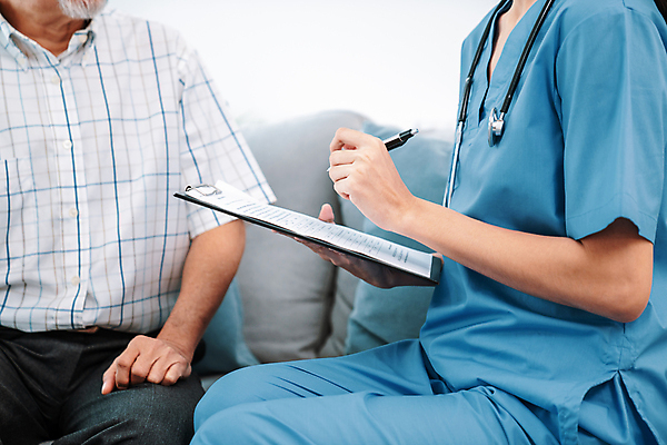 포토 JPG 해외이미지 여자 할아버지 노년 남자 행복 청진기 병원 들기 동양인 상반신 성인 두명 옆모습 펜 건강관리 환자 간호사 기록 서류판 해외202309 해외포토 감정 뷰포인트 의학 의료기기 모션 건강 관리 사람 인종 필기구 사무용품 의료진 파일형식