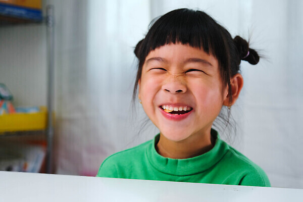 포토 JPG 해외이미지 딸 행복 얼굴 어린이 가족 관계 휴가 함께함 건강 사탕 한명 웃음 사람 동양인 건강관리 놀람 기쁨 표현 잡기 달콤 맛 치아 설탕 먹기 긍정 젤리 고무 영양분 천진난만 해로움 솔깃 맛있는 해외202309 해외포토 1 감정 컨셉 모션 디저트 표정 관리 인종 신체부위 소화기관 파일형식