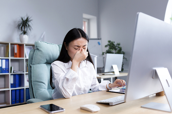 포토 JPG 해외이미지 여자 화분 안경 화초 의자 책장 피곤 한명 앉기 상반신 성인 옆모습 스마트폰 사무실 모니터 눈감음 고통 키보드 잡기 마우스 스마트 책상 성인여자한명만 해외202309 해외포토 식물 1 잡화 감정 뷰포인트 가구 컨셉 비즈니스 모션 사람 핸드폰 스마트기기 컴퓨터 컴퓨터용품 여자한명만 성인여자만 파일형식