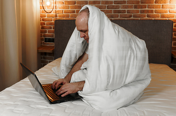 포토 JPG 해외이미지 라이프스타일 남자 컨셉 거실 회의 거리 주택 실내 건강 한명 사람 성인 노트북 컴퓨터 약 고통 추위 환자 업무 열 중세 바이러스 질병 담요 사이버 감염 온라인 돌봄 증상 해로움 해외202309 해외포토 1 감정 비즈니스 의학 모션 내부 건물 생활 전자제품 작업 역사 파일형식