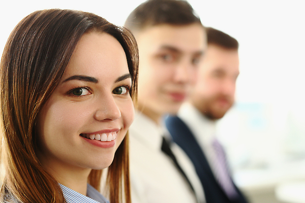 포토 JPG 해외이미지 학생 응시 여자 교육 남자 행복 얼굴 회사 비즈니스 사업가 통신 탁자 성공 회의 노동자 함께함 3 사람 성인 세명 학습 사무실 뷰티 업무 비즈니스우먼 자신감 그룹 감독 대표 종업원 경영자 리더 변호사 경영 세미나 인턴 투자자 해외202309 해외포토 직업 시선 감정 가구 컨셉 신체부위 작업 직장인 투자 파일형식