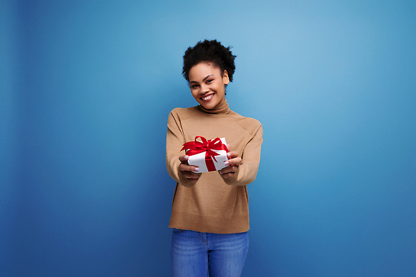 포토 JPG 해외이미지 모델 여자 행복 감정 백그라운드 휴가 갈색머리 발렌타인데이 선물 한명 성인 상자 뷰티 유행 놀람 기쁨 꿈 축하 생일 히스패닉 포니테일 고립 스타일 카피스페이스 해외202309 해외포토 1 헤어스타일 기념일 컨셉 데이이벤트 표정 사람 공백 파일형식