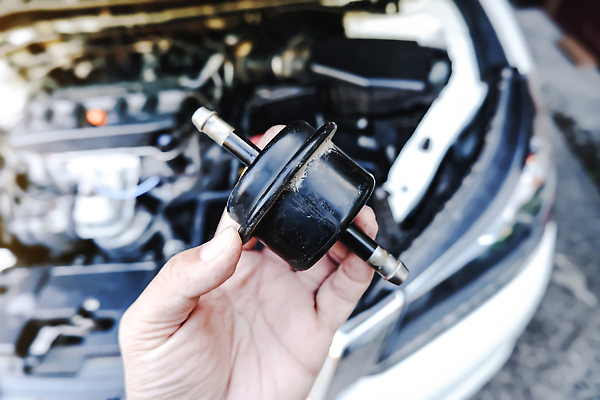 포토 JPG 해외이미지 손 산업 부분 교통시설 자동차 노동자 사람없음 상점 금속 기계 장비 잡기 업무 비교 작업실 기술자 변화 수리 기름 분석 서비스 전염 고정 문제 엔진 정비공 기어 점검 모터 유지 교체 깨짐 옛날 자동 차고 트러블 필터 해외202309 해외포토 직업 음식 육상교통 교통 컨셉 모션 재질 신체부위 작업 질병 시설 감염 파일형식