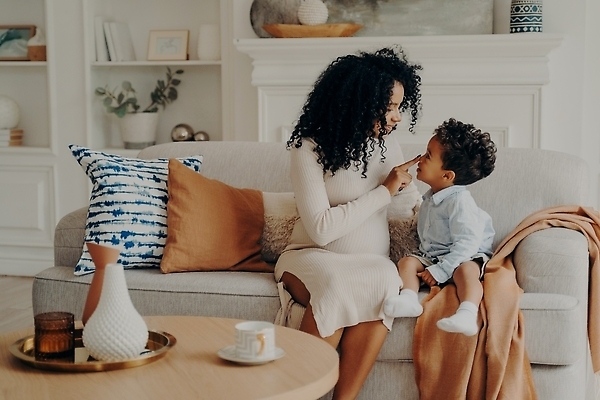 포토 JPG 해외이미지 드레스 행복 아들 어린이 흑인 거실 가족 놀이 엄마 휴식 주택 함께함 한명 미소 소년 내부 부모 소파 뷰티 희망 임신 터치 시간 코 주말 돌봄 혼혈 해외202309 해외포토 서양인 1 옷 남자 감정 컨셉 의자 관계 모션 표정 사람 건물 신체부위 다문화 파일형식