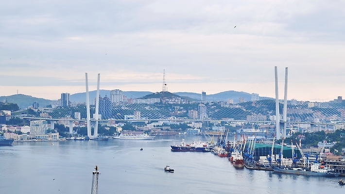 포토 JPG 해외이미지 구름 공공시설 산업 아시아 도로 바다 섬 여행 건축양식 하늘 프레임 뿔 안테나 파노라마 풍경 사람없음 건물 빛 강 도시풍경 뷰티 일본 일몰 도시 만 황금 정상 야간 철 기중기 러시아 태평양 포트 동쪽 스카이라인 랜드마크 러시아인 타임랩스 해외202309 해외포토 자연요소 서양인 건축물 건축 유럽 나라 길 통신 교통시설 촬영기법 노을 중장비 방향 시설 파일형식