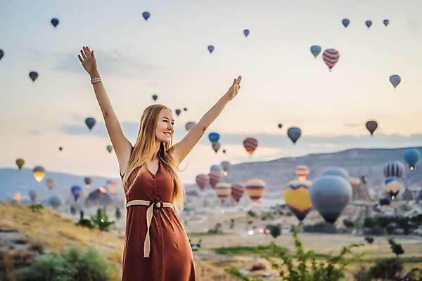 포토 JPG 해외이미지 구름 여자 여행 하늘 팔벌리기 한명 미소 풍경 성인 야외 일몰 로맨틱 열기구 성인여자한명만 튀르키예 해외202309 해외포토 자연요소 1 아시아 컨셉 항공교통 모션 표정 사람 노을 여자한명만 성인여자만 파일형식