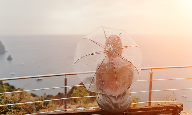 포토 JPG 해외이미지 백인 1 라이프스타일 계절 공원 여자 행복 실루엣 컨셉 우산 창문 자연 날씨 한명 사람 성인 야외 물 뷰티 유행 걷기 봄 기쁨 젖음 도시 투명 떨어짐 빗방울 보케 양산 긍정 폭풍 나쁜 해외202309 해외포토 자연요소 서양인 공공시설 감정 모션 촬영기법 생활 비_날씨 생태계 파일형식