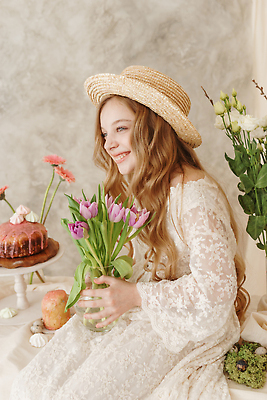 포토 JPG 해외이미지 드레스 여자 꽃 기독교 어린이 부활절 한명 들기 앉기 상반신 옆모습 케이크 꽃병 흰색 우아함 밀짚모자 소녀한명만 해외202309 머랭쿠키 해외포토 식물 모자_잡화 1 옷 기념일 종교 뷰포인트 컬러 컨셉 모션 디저트 사람 쿠키 머랭 여자한명만 소녀만 파일형식