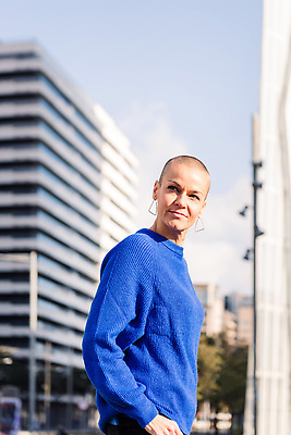 포토 JPG 해외이미지 백인 1 라이프스타일 헤어스타일 여자 성공 짧은머리 거리 한명 사람 성인 야외 가로 머리 유행 걷기 힘 자유 도시 용기 자신감 도심 결심 시티라이프 지역 개성 전사 반항 독립 스타일 카피스페이스 해외202309 해외포토 서양인 그릇 감정 컨셉 모션 생활 신체부위 공백 파일형식