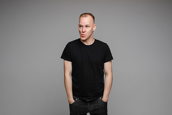 포토 JPG 해외이미지 백인 1 라이프스타일 응시 남자 행복 감정 여유 얼굴 포즈 백그라운드 성공 휴식 실내 한명 서기 미소 사람 성인 뷰티 카메라 검은색 회색 표현 자신감 싱글 내추럴 고립 해외202309 해외포토 서양인 시선 컬러 컨셉 모션 표정 내부 생활 신체부위 전자제품 파일형식