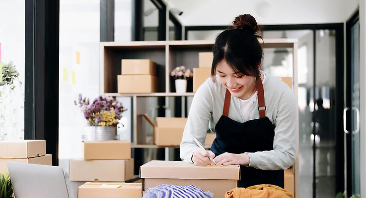 포토 JPG 해외이미지 직업 행복 종이 인터넷 회사 비즈니스 사업가 모션 태국 주택 한명 동양인 성인 책 쇼핑 컴퓨터 상자 사무실 펜 상점 일본 쪽지 중국 침대 업무 상품 작음 상인 패키지 질서 온라인 주소 주인 물류 짐싸기 판지 목록 프리랜서 해외202309 해외포토 1 감정 아시아 가구 사람 인종 건물 전자제품 필기구 예절 작업 크기 파일형식
