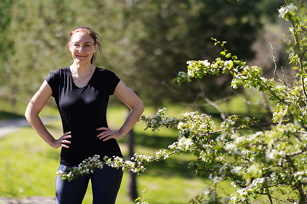 포토 JPG 해외이미지 나무 백인 라이프스타일 공원 여자 꽃 안경 스포츠 포즈 신체 요가 자연 휴식 운동선수 건강 한명 성인 야외 초록색 운동복 달리기 운동 뷰티 스트레칭 나뭇가지 개화 몸무게 숲 유연 집중 연습 달리기선수 바디케어 적자 해외202309 해외포토 서양인 식물 1 웰빙 잡화 옷 공공시설 컬러 컨셉 모션 사람 생활 생태계 육상선수 파일형식
