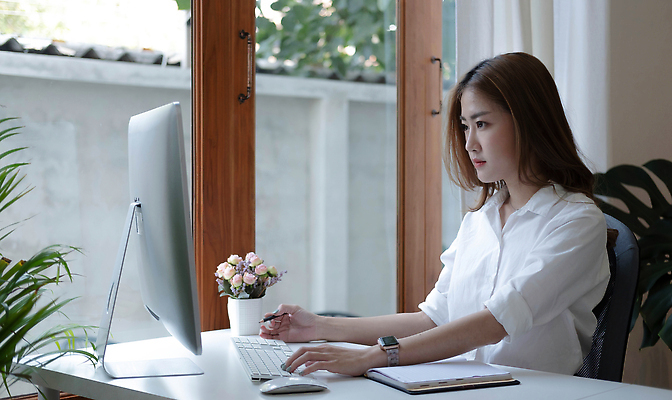 포토 JPG 해외이미지 응시 여자 화분 회사 스트레스 한명 동양인 상반신 성인 옆모습 사무실 모니터 키보드 업무 비즈니스우먼 성인여자한명만 해외202309 해외포토 1 시선 뷰포인트 비즈니스 사람 인종 컴퓨터 작업 직장인 여자한명만 성인여자만 파일형식