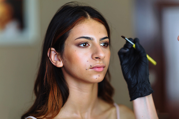 포토 JPG 해외이미지 백인 모델 직업 손 여자 얼굴 결혼 백그라운드 실내 사람 두명 뷰티 유행 화장품 립스틱 흰색 붓 업무 작업 화려 우아함 어플리케이션 셀프카메라 가루 피부 입술 준비 만들기 예술가 주근깨 빨간머리 스타일리스트 완벽 스타일 신청 해외202309 해외포토 서양인 헤어스타일 컬러 컨셉 모션 이벤트 내부 신체부위 사진촬영 점 파일형식