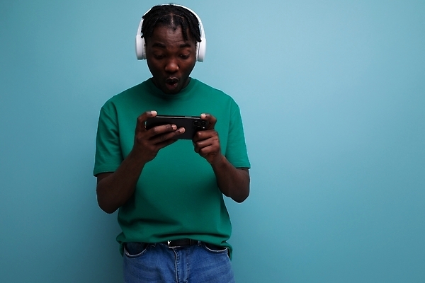 포토 JPG 해외이미지 디자인 남자 행복 음악 이어폰 백그라운드 티셔츠 실내 한명 성인 옆모습 파란색 디지털 검은색 헤드폰 기쁨 듣기 게임 어플리케이션 무선전화기 온라인 동영상 카피스페이스 해외202309 해외포토 1 감정 뷰포인트 컬러 음향기기 셔츠 모션 놀이 문화예술 사람 내부 공백 전화기 파일형식