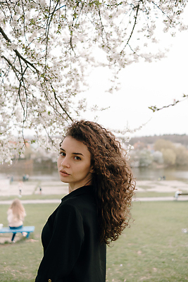 포토 JPG 해외이미지 나무 모델 1 라이프스타일 헤어스타일 응시 드레스 공원 여자 행복 감정 얼굴 자연 실내 한명 사람 성인 야외 초록색 뷰티 유행 기쁨 표현 파마 이발 피부 긍정 내추럴 우크라이나 스타일 해외202309 해외포토 식물 시선 옷 공공시설 유럽 컬러 컨셉 내부 생활 신체부위 생태계 파일형식