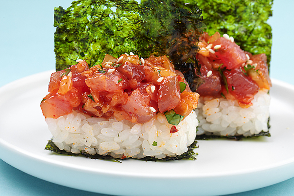 포토 JPG 해외이미지 음식 부분 밥 어류 동양인 사람없음 가로 유행 식당 일본 식사 초밥 김 참치 메뉴 매움 파란배경 롤 해외202309 해외포토 아시아 백그라운드 인종 파란색 상점 수중동물 해조류 맛 일본음식 파일형식