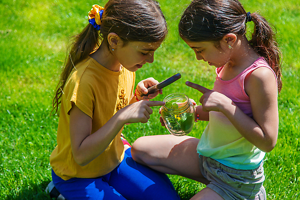 포토 JPG 해외이미지 여자 어린이 자연 돋보기 유리병 들기 상반신 야외 두명 옆모습 관찰 소녀만 해외포토 뷰포인트 모션 병_용기 사람 생태계 여자만 어린이만 파일형식