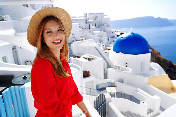 포토 JPG 해외이미지 모자 전통 응시 드레스 행복 유럽 여유 바다 여행 건축양식 호텔 휴가 한명 미소 사람 풍경 야외 빨간색 여름 파란색 뷰티 유행 교회 여행객 봄 낭만 발코니 고급 크루즈 지중해 그리스 휴양지 산토리니 그리스인 랜드마크 스타일 해외202309 해외포토 서양인 1 시선 잡화 옷 계절 건축 감정 나라 컬러 컨셉 배_교통 종교건축 숙소 표정 건물 장소 파일형식