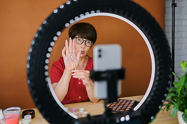 포토 해외이미지 여자 중년 전등 실내 한명 상반신 앞모습 스마트폰 화장 화장용품 방송 화장대 과정 리뷰 소셜네트워크 중년여자한명만 크리에이터 뷰티크리에이터 1인미디어 영상촬영 해외202309 해외포토 직업 1 뷰포인트 가구 컨셉 조명 사람 성인 내부 핸드폰 스마트기기 뷰티 촬영 미용용품 여자한명만 중년여자만 파일형식