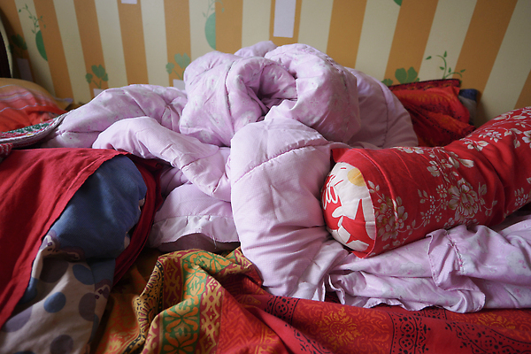 포토 JPG 해외이미지 디자인 베개 아침 휴식 아파트 주택 사람없음 내부 빛 침실 이불 방 침대 직물 주름 정상 담요 질감 부드러움 시트 구김 안락 해외202309 해외포토 주간 가구 컨셉 침구 모션 건물 감각 파일형식