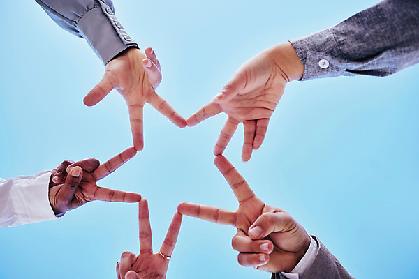 포토 JPG 해외이미지 손 별 로우앵글 하늘 협력 함께함 신체부위 브이 해외202309 해외포토 자연요소 뷰포인트 컨셉 사람 손짓 파일형식