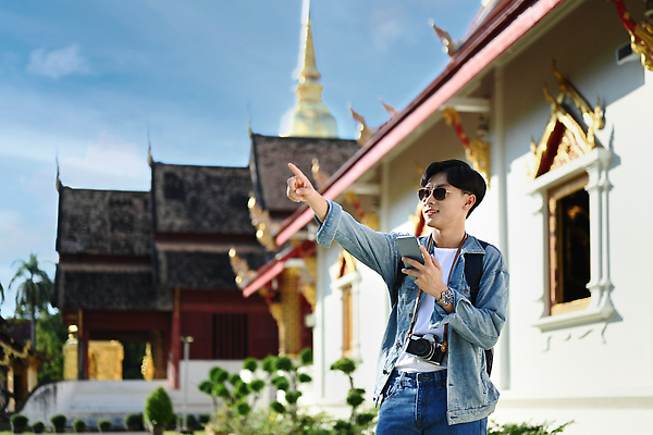 포토 JPG 해외이미지 건축물 남자 태국 한명 들기 동양인 상반신 성인 야외 앞모습 아웃포커스 스마트폰 선글라스 카메라 마을 가리킴 길찾기 태국여행 성인남자한명만 해외포토 1 건축 아시아 안경 뷰포인트 해외여행 모션 촬영기법 사람 인종 손짓 전자제품 핸드폰 스마트기기 남자한명만 성인남자만 파일형식