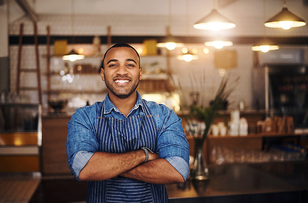 포토 JPG 해외이미지 응시 남자 사업가 성공 한명 성인 앞모습 팔짱 상점 카페 사장 직원 자영업 성인남자한명만 소상공인 해외202309 해외포토 직업 1 시선 뷰포인트 컨셉 비즈니스 모션 사람 경제 상인 남자한명만 성인남자만 파일형식