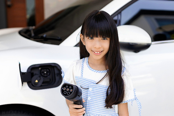 포토 JPG 해외이미지 여자 어린이 미래 한명 들기 상반신 앞모습 플러그 친환경 충전 충전기 친환경자동차 소녀한명만 해외202309 해외포토 1 뷰포인트 컨셉 모션 자동차 사람 환경 기계 여자한명만 소녀만 파일형식