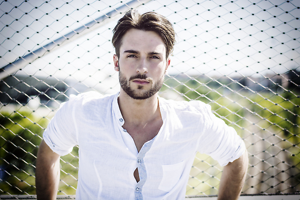 포토 JPG 해외이미지 백인 모델 1 응시 남자 셔츠 하늘 수염 한명 서기 사람 성인 야외 파란색 뷰티 유행 환경 금속 맑음 어둠 흰색 도시 시원함 싱글 설정 혼자 스타일 유일 해외202309 해외포토 서양인 시선 컬러 상의 모션 재질 날씨 파일형식