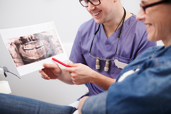 포토 JPG 해외이미지 직업 엑스레이 치과 병원 미소 두명 치료 시험 환자 체험 치아 치과의사 턱 구강학 해외202309 해외포토 교육 컨셉 의학 표정 사람 의사 소화기관 파일형식