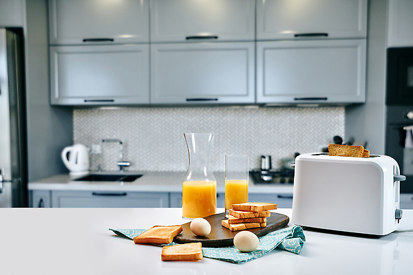 포토 JPG 해외이미지 식재료 탁자 사람없음 주방 계란 아침식사 오렌지주스 식빵 토스트 토스트기 해외202309 해외포토 빵 가구 알 식사 가전제품 과일주스 파일형식