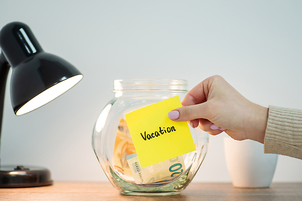 포토 JPG 해외이미지 손 유럽 여행 컨셉 돈 유리 탁자 휴가 설계 아이디어 사람없음 금융 쪽지 장비 저축 유로 램프 항아리 절약 재산 수집 심볼 자금 해외202309 해외포토 나라 가구 재질 조명 신체부위 경제 도자기 파일형식