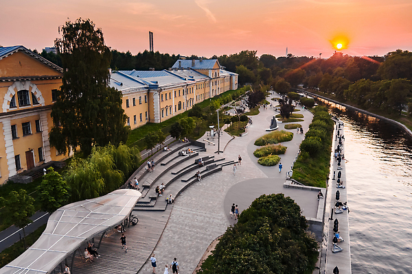 포토 JPG 해외이미지 공원 도로 여행 백그라운드 건축양식 자연 하늘 거리 아파트 안테나 파노라마 풍경 사람없음 야외 건물 초록색 물 여름 강 도시풍경 뷰티 탑 고층빌딩 일몰 도시 성자 도심 식물원 러시아 시티라이프 타운 스카이라인 항공촬영 드론 랜드마크 해외202309 해외포토 자연요소 라이프스타일 건축물 계절 공공시설 건축 유럽 종교 길 뷰포인트 컬러 통신 교통시설 주택 촬영기법 빌딩 노을 생태계 파일형식