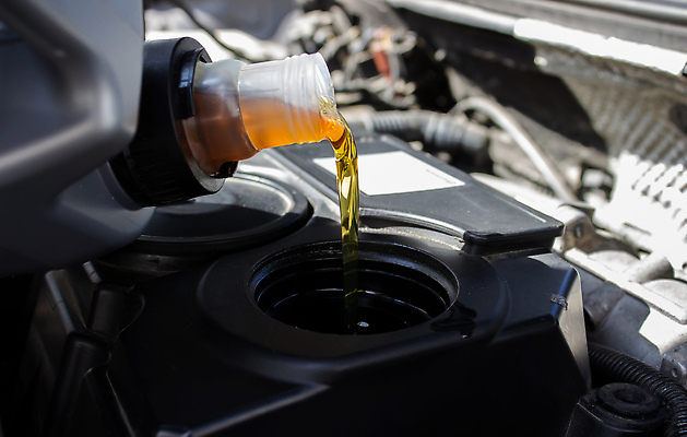 포토 JPG 해외이미지 손 산업 백그라운드 교통시설 자동차 새로움 사람없음 노란색 기계 장비 신선 작업 액체 변화 붓기 수리 닫기 역 휘발유 석유 컨테이너 플라스틱 서비스 합성 연료 시스템 짐차 엔진 정비공 모터 유지 깔대기 디젤 자동 차고 해외202309 해외포토 육상교통 컬러 교통 컨셉 모션 재질 신체부위 기술자 시설 파일형식