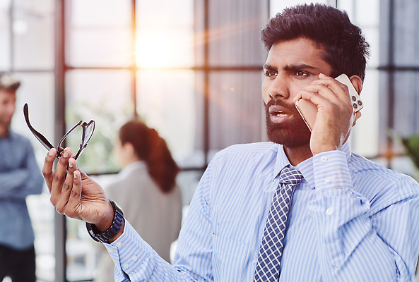 포토 JPG 해외이미지 직업 응시 남자 행복 회사 비즈니스 CEO 사업가 통신 모바일 대화 서기 사람 성인 세명 금융 스마트폰 핸드폰 사무실 디지털 업무 비즈니스맨 중앙 계획 연결 종업원 고객 서비스 리더 부름 경영 셀룰러 해외202309 해외포토 시선 감정 컨셉 모션 말하기 경제 전자제품 스마트기기 작업 직장인 파일형식