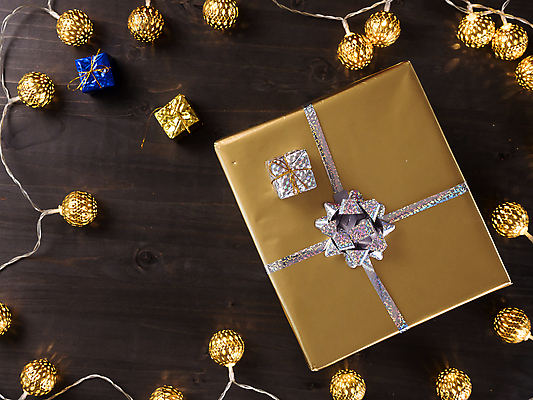 포토 JPG 해외이미지 리본 크리스마스장식 사람없음 선물상자 하이앵글 금색 오브젝트 알전구 나무배경 해외202309 해외포토 뷰포인트 컬러 백그라운드 크리스마스 전구 선물 상자 파일형식