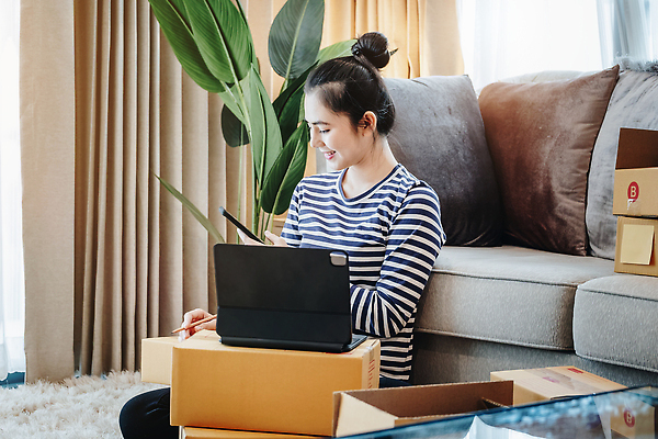 포토 JPG 해외이미지 직업 라이프스타일 여자 인터넷 비즈니스 포장 사업가 성공 한명 사람 동양인 가로 노트북 쇼핑 컴퓨터 상자 판매 세일 상점 비즈니스우먼 상품 사이버 고객 배송 확인 상업 패키지 질서 소매 온라인 주소 주인 물류 짐싸기 전자상거래 마케팅 프리랜서 중소기업 해외202309 해외포토 1 컨셉 회사 인종 생활 전자제품 예절 직장인 파일형식