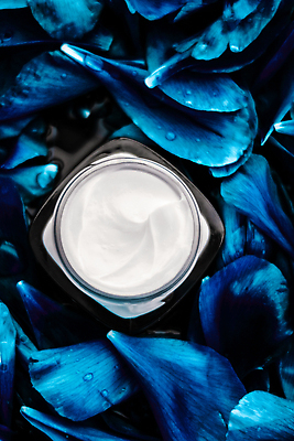 포토 JPG 해외이미지 꽃잎 사람없음 하이앵글 고급 피부관리 파란배경 스킨케어 기초화장품 수분크림 해외202309 해외포토 꽃 뷰포인트 백그라운드 컨셉 파란색 뷰티 화장품 파일형식