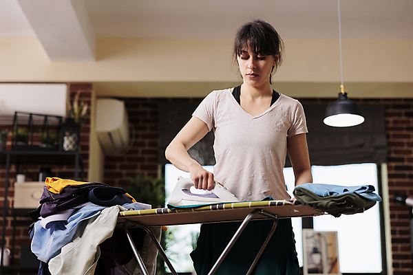 포토 JPG 해외이미지 옷 여자 가사 거실 선반 주택 실내 한명 상반신 성인 앞모습 청소 집중 다리미질 성인여자한명만 해외202309 해외포토 1 뷰포인트 가구 컨셉 사람 내부 건물 여자한명만 성인여자만 파일형식