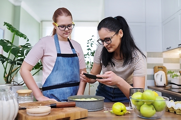 포토 JPG 해외이미지 서양인 여자 모녀 도마 함께함 요리 상반신 성인 두명 앞모습 10대 주방 사진촬영 앞치마 홈베이킹 식칼 여자만 안경낌 해외202309 해외포토 외국인 딸 안경 뷰포인트 컨셉 가족 청소년 엄마 주방용품 사람 촬영 제빵 파일형식