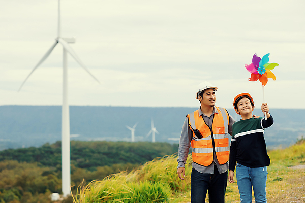 포토 JPG 해외이미지 남자 어린이 들기 소년 상반신 성인 야외 두명 엔지니어 숲 안전모 바람개비 블루베리 풍력발전소 안전조끼 남자만 어깨에손 해외202309 해외포토 과일 모션 사람 발전소 기술자 풍력에너지 헬멧 안전장비 파일형식